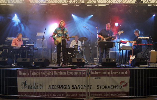 "Rööperiin"
Tattoon tekijät, Hamina 2006.
Avainsanat: Pepe Willberg Hamina Tattoo sponsori lava bändi aita storaenso "Rööperiin"
Tattoon tekijät, Hamina 2006.
Avainsanat: Pepe Willberg Hamina Tattoo sponsori lava bändi aita storaenso