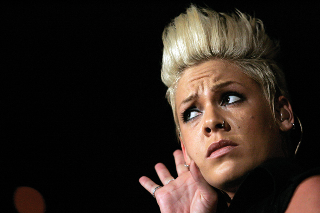 Kuuluuko?
Avainsanat: Pink P!nk kuuluuko muunnella käsi korvalla kaunis suloinen nainen blondi stara lähikuva pystytukka