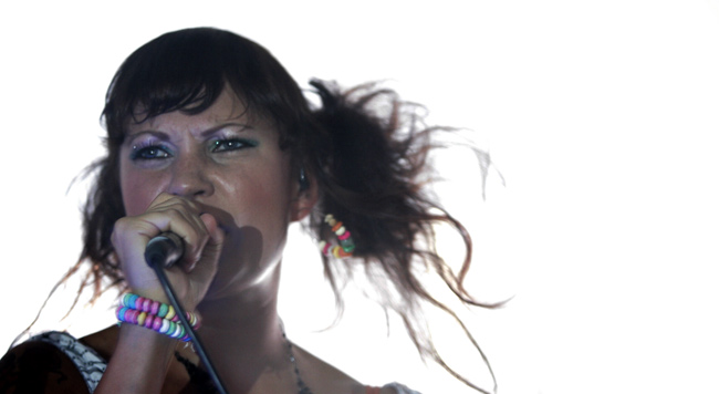 Mustaa valkoisella
Avainsanat: PMMP Mira Luoti valkoinen tausta puhki live studio kontrastikas