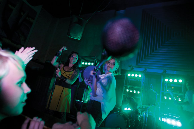 Nyt olisi mikkiä tarjolla
Pitäisikö laittaa kamera laulamaan?
Avainsanat: PMMP Paula Vesala Mira Luoti Amarillo Kotka Sokos mikrofoni