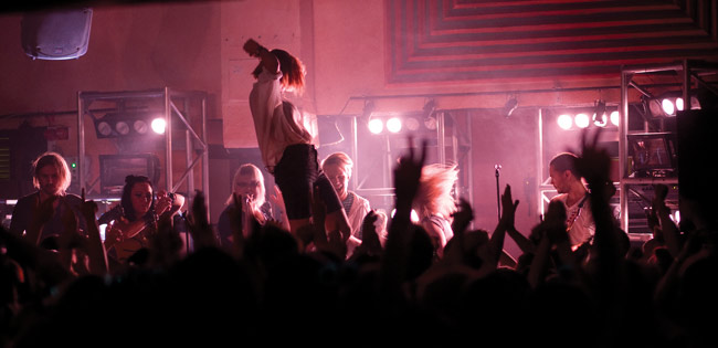 Täysi rähinä päällä
.. ja vielä lava pullollaan vierailevia tähtiä.
Avainsanat: PMMP Paula Vesala Mira Luoti Amarillo Kotka Sokos Mikko Virta Juho Vehmanen 