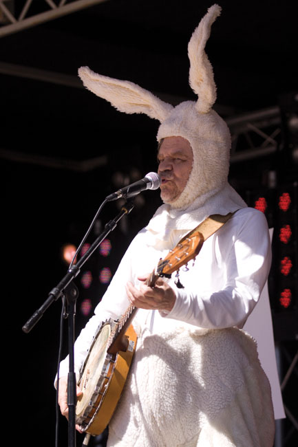 Mies jäniksenä
... ja väittää soittavansa harmonikkaa
Avainsanat: Pommi ja Gommi M. A. Numminen jänis Löytty Open Air Elimäki Kouvola banjo