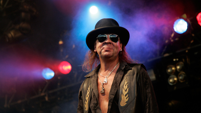 Pate
Avainsanat: Pate Mustajärvi Popeda jämäkkä ukkometso hattu kaulakoru meripäväareena