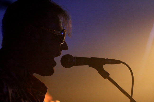 Melartin
Popedan basistin sivukuva 2005.
Avainsanat: Jyrki Melartin Popeda silhuetti laulaa lasit mikrofoni