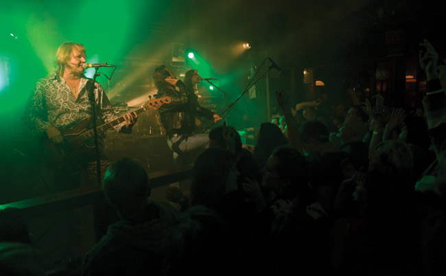 Kuuluuko sieltä mitään
Avainsanat: Popeda Pate Mustajärvi Amarillo Kotka Jyrki Melartin Costello Hautamäki