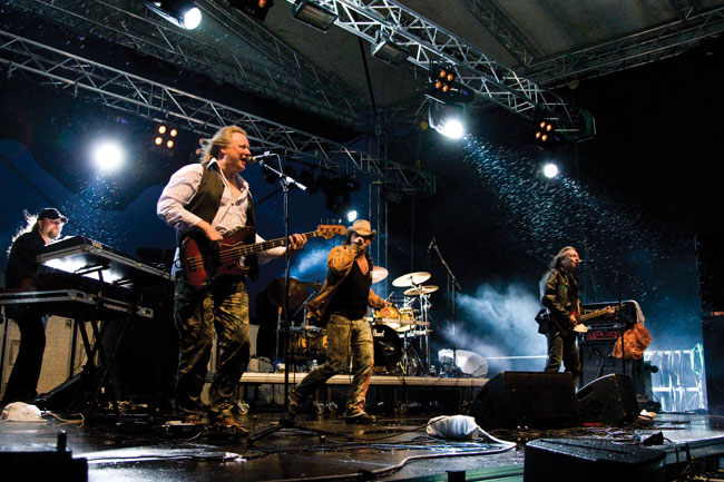 Märkää hommaa
Popeda, Kotka 2010
Avainsanat: Popeda Kotka Rockfestival sade vastatuuli Pate Mustajärvi Costello Hautamäki Jyrki Melartin Lacu Lahtinen Pate Kivinen