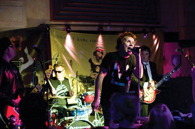 Veteraanipunkkari bändinsä kanssa
Tumppi Varonen & Problems, Amarillo, Kotka 2008.
Avainsanat: Tumppi Varonen & Problems Ripa Schiray Jimi Sero Kimmo Kosenius Amarillo Kotka
