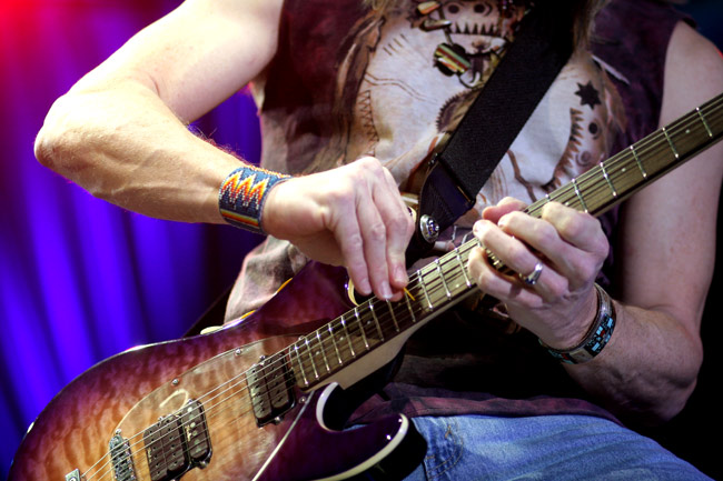 Kepitys
Avainsanat: Deep Purple Steve Morse kitara plektra vetää pitkin kieliä koru ranneke