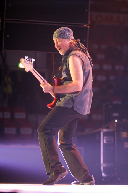 Glover
Avainsanat: Deep Purple Roger Glover basisti asento koukussa huivi