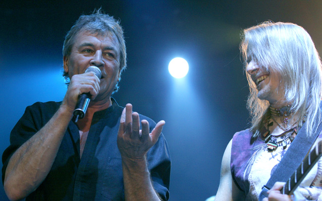 Gillan ja Morse
On helppo havaita, kuinka hauskaa Deep Purplella yhä on lavalla, Jäähalli, Helsinki 2006.
Avainsanat: Deep Purple Ian Gillan Steve Morse iloinen hauskaa nauttia show