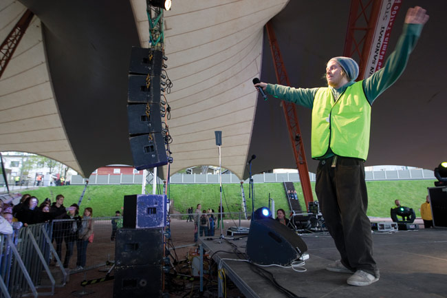 Maasta maahan ja maassa maan tavalla
Raappana pistää palatsit palasiksi, Hamina Bastion, Hamina 2008.
Avainsanat: Raappana Janne Pöyhönen reggaeartisti turvaliivi Hamina Bastion Maassa maan tavalla