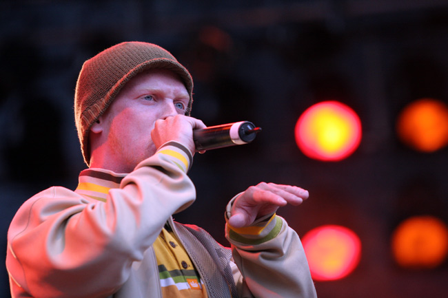 Redrama
Redrama, Lasse Mellberg, Live 05, Kaisaniemi 2005.
Avainsanat: Redrama rap Lasse Mellberg räppäri pipo kauniaisten kapinallinen Redrama
Redrama, Lasse Mellberg, Live 05, Kaisaniemi 2005.
Avainsanat: Redrama rap Lasse Mellberg räppäri pipo kauniaisten kapinallinen