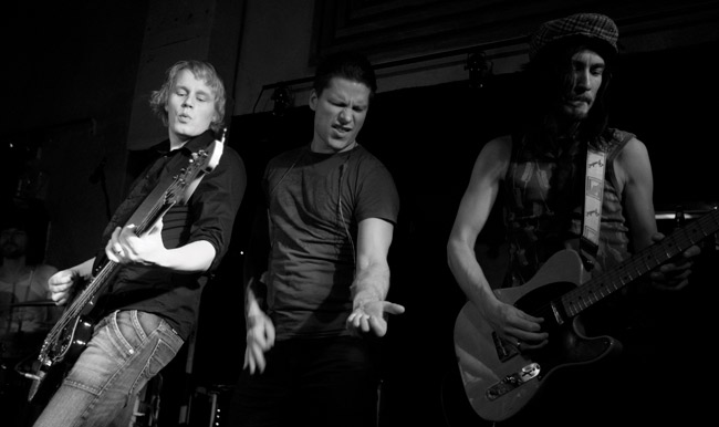 Bassoa, kitaraa ja ilmakitaraa
Redux 2009
Avainsanat: Redux Amarillo Sokos Kotka cover Jussi Saxlin Antti Kasurinen Untamala ilmakitara