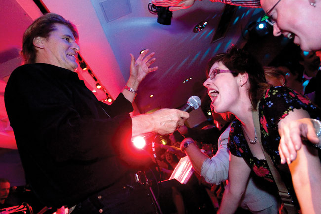 Karaoke
Ihailija puhaltaa täysin palkein Reetun mikkiin, Banketti, Kotka 2008.
Avainsanat: Frederik Reetu Ilkka Sysimetsä Banketti Kotka Seurahuone ihailija nainen laulaa mikkiin mikrofoniin Karaoke
Ihailija puhaltaa täysin palkein Reetun mikkiin, Banketti, Kotka 2008.
Avainsanat: Frederik Reetu Ilkka Sysimetsä Banketti Kotka Seurahuone ihailija nainen laulaa mikkiin mikrofoniin