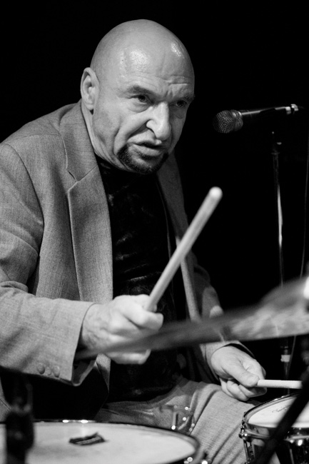 Rumpalilegenda työssään
Remu Aaltonen
Avainsanat: Remu Hurriganes Nipa Niilola Henry Olavi Aaltonen rock'n'roll roadrunner get on rummut rumpali kapulat