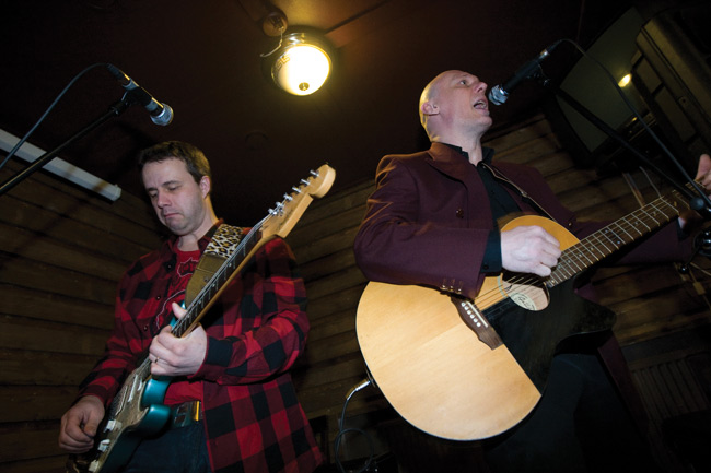 Eri suuntiiin
Ritola ja Sahari, Hovi pub, Kotka 2010
Avainsanat: Marko Ritola duo Simo Sahari Hovi pub Kotka Eri suuntiiin
Ritola ja Sahari, Hovi pub, Kotka 2010
Avainsanat: Marko Ritola duo Simo Sahari Hovi pub Kotka