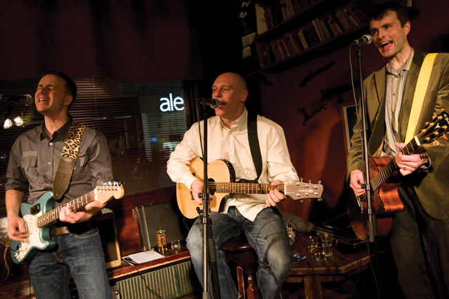 Kolmestaan
Simo Sahari, Marko Ritola ja Isto Hiltunen, Jaakko V, Kotka 2008.
Avainsanat: Marko Ritola lentoon soololevy Isto Hiltunen tuottaja Simo Sahari sähkökitara Kolmestaan
Simo Sahari, Marko Ritola ja Isto Hiltunen, Jaakko V, Kotka 2008.
Avainsanat: Marko Ritola lentoon soololevy Isto Hiltunen tuottaja Simo Sahari sähkökitara
