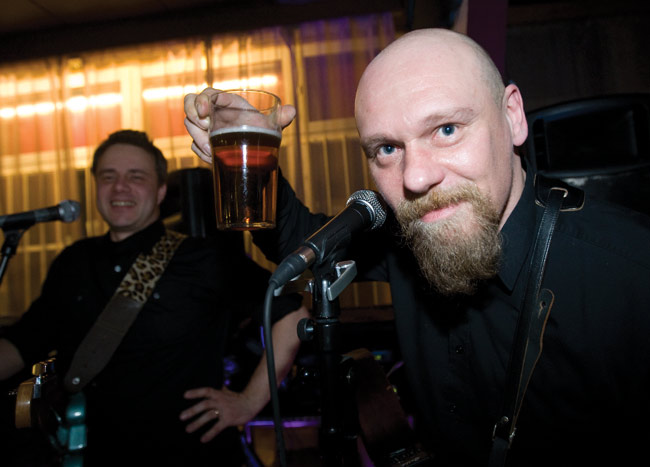 Ja välihuikkaa
Ritola ja tuoppi
Avainsanat: Marko Ritola duo Simo Sahari Lankila Lähipubi oluttuoppi kalja Ja välihuikkaa
Ritola ja tuoppi
Avainsanat: Marko Ritola duo Simo Sahari Lankila Lähipubi oluttuoppi kalja