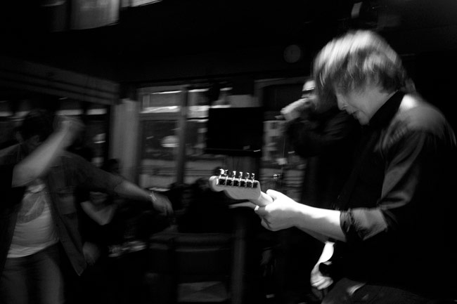 "Riders on the Storm"
"... into this house were born"
Avainsanat: The Roars doors-cover Back room Jim Morrison Jussi Serengil  Clapa