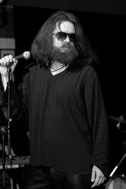 Jim Morrison (????)
Vuonna 2009
Avainsanat: The Roars doors-cover Back room Jim Morrison Jussi Serengil 