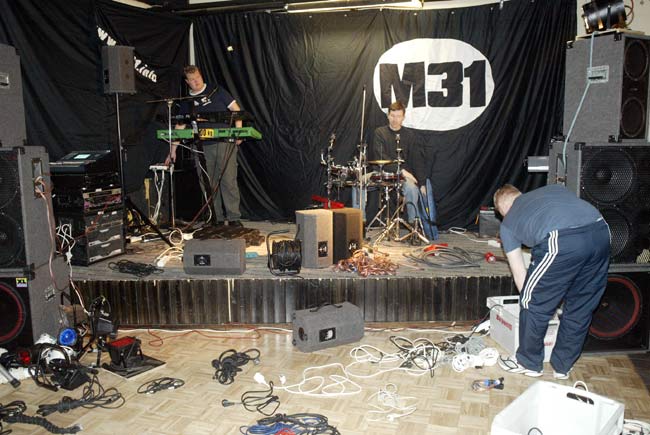 Roudaus
Piuhaa, kaiutinta, valoa, laatikkoa... Näistäkö on rock-bändit tehty?
Avainsanat: M31 roudaus sähköjohto monitorit taustakangas rummut roudari laatikko valot kesken sotku