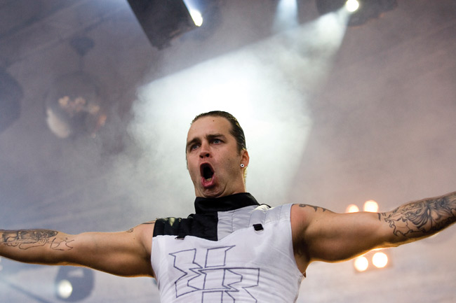 Sataprosenttista asennetta
Patrik Mennander, Ruoska
Avainsanat: Ruoska industrial metal Koria-Roll Elimäki festivaali kädet levällään näyttää tatuointi Patrik Mennander äreä asennen vihainen energinen Sataprosenttista asennetta
Patrik Mennander, Ruoska
Avainsanat: Ruoska industrial metal Koria-Roll Elimäki festivaali kädet levällään näyttää tatuointi Patrik Mennander äreä asennen vihainen energinen