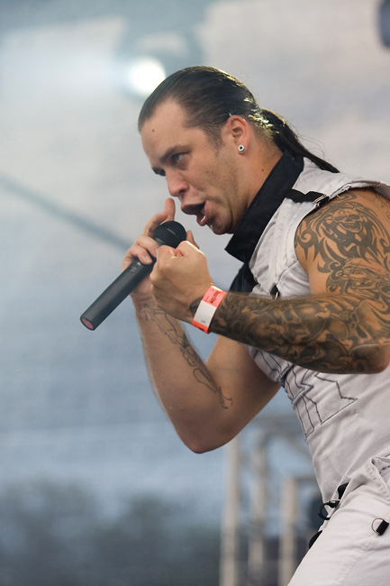 "Mies, mies yli laidan"
Avainsanat: Ruoska industrial metal Koria-Roll Elimäki festivaali kesä nyrkki näyttää tatuointi Patrik Mennander