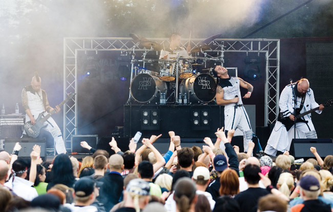 Ruoska
Koria-Roll, Elimäki 2007.
Avainsanat: Ruoska industrial metal Koria-Roll Elimäki festivaali kesä nyrkki näyttää tatuointi Patrik Mennander Sami Karppinen Mika Kamppi yleisö kädet