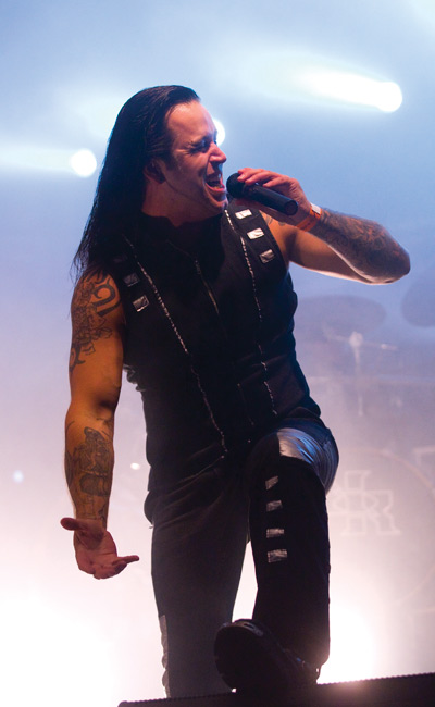 Patrik Mennander
Helvettiin jäätynyt
Avainsanat: Ruoska Koria-Roll industrial metal Patrik Mennander 