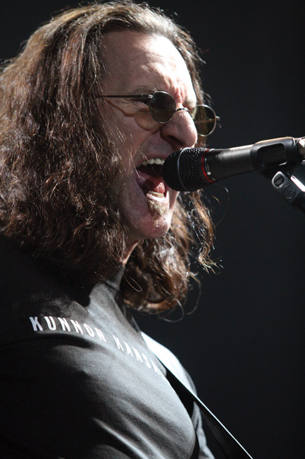 Far cry
"One day I feel I'm ahead of the wheel,
And the next it's rolling over me"
Avainsanat: Rush Helsinki Hartwall Areena Finland hard rock Geddy Lee Far cry äreä kireä sing