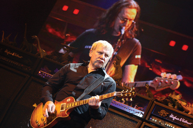 Alex Lifeson
... and Geddy Lee
Avainsanat: Rush Helsinki Hartwall Areena Finland hard rock Geddy Lee Alex Lifeson jättiscreen kuva