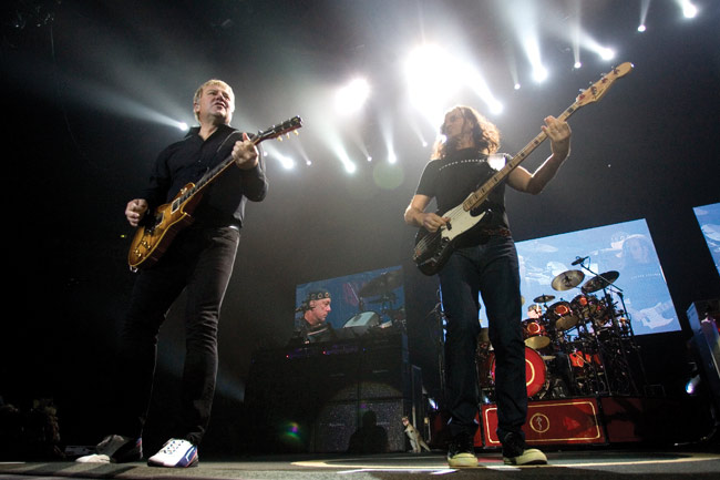 Rush
Geddy Lee - laulu, basso ja koskettimet
Alex Lifeson - kitara
Neil Peart - rummut
Avainsanat: Rush Helsinki Hartwall Areena Finland hard rock Geddy Lee Alex Lifeson Neil Peart hypätä trio koko bändi Kanada kanadalainen