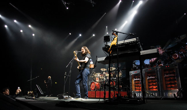 A band and a chicken
...  ja lisää on uunissa paistumassa.
Avainsanat: Rush Helsinki Hartwall Areena Finland hard rock Geddy Lee Alex Lifeson Neil Peart hypätä trio koko bändi Kanada kanadalainen kana roikkua paistaa paistettu kananpoika