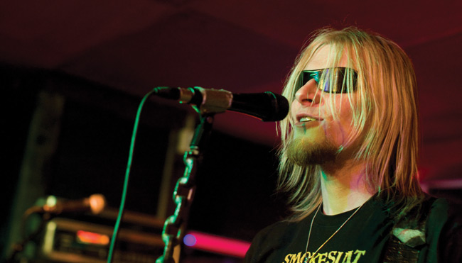 Mikko Herranen
Velcran ex-rumpali Mikko Herranen vetää nykysin omaa Rust-yhtyettä, ja kiipeää rohkeasti lavalle siitäkin huolimata, että on edelleen sokea.
Avainsanat: Rust Yellari Kotka Mikko Herranen sokea Mikko Herranen
Velcran ex-rumpali Mikko Herranen vetää nykysin omaa Rust-yhtyettä, ja kiipeää rohkeasti lavalle siitäkin huolimata, että on edelleen sokea.
Avainsanat: Rust Yellari Kotka Mikko Herranen sokea