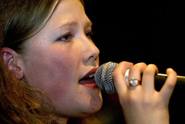 Petra
Solistina Petra Sahari.
Avainsanat: Petra Sahari laulaa lähikuva mikrofoni timanttisormus