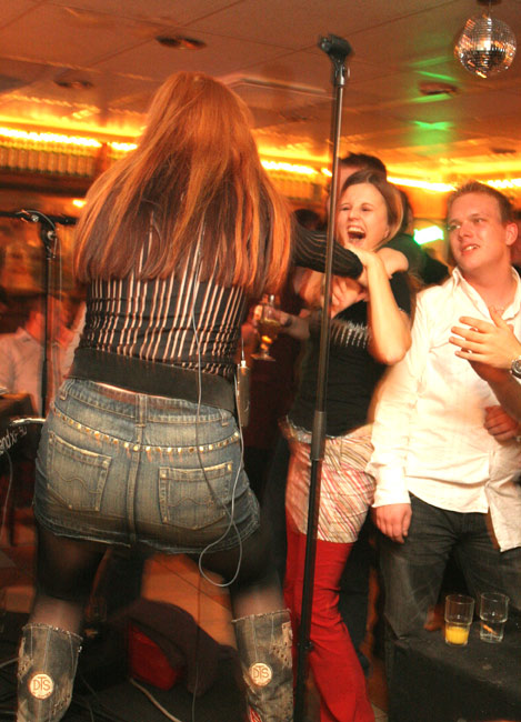 Show
Saija panee parastaan ja yleisö on aivan myyty.
Avainsanat: Saija Varjus show keikka yleisö myyty ihailee haltioissaan innoissaan seksikäs punapää peppu takapuoli pylly farkkuhame saappaat