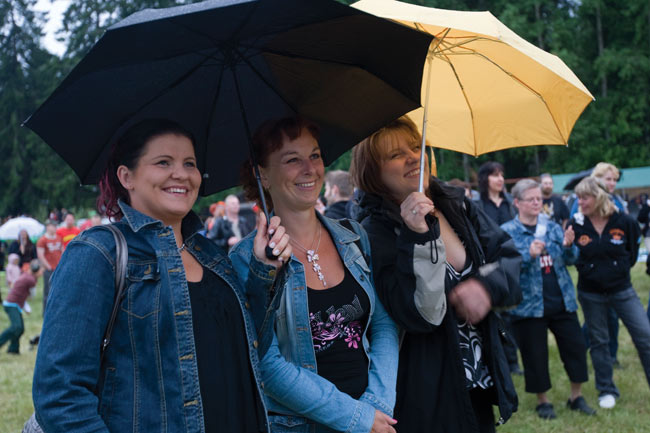 Sateenvarjojen alla
Illan tullen alkoi myös pieni sade, mutta se ei paljon tahtia haitannnut...
Avainsanat: Löytty open air Elimäki kouvola naiset sateenvarjot