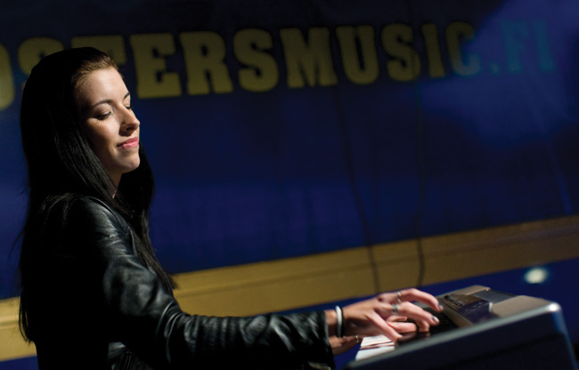 Kosketinsoittaja
Satu-Maaria Mäkiniemi pianoilee Lauri Tähkän duo-keikalla, Kotka 2009.
Avainsanat: Satu-Maaria Mäkiniemi Iiris kaunis suloinen seksikäs hymy Lauri Tähkä duo koskettimet piano Kosketinsoittaja
Satu-Maaria Mäkiniemi pianoilee Lauri Tähkän duo-keikalla, Kotka 2009.
Avainsanat: Satu-Maaria Mäkiniemi Iiris kaunis suloinen seksikäs hymy Lauri Tähkä duo koskettimet piano