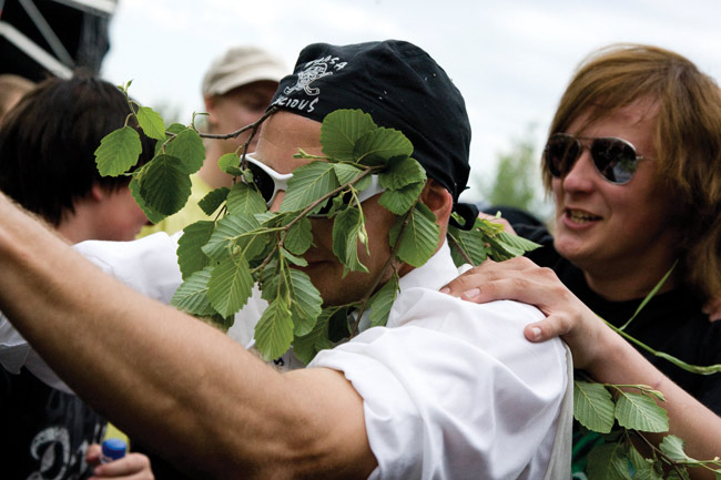 Vasta päähän ja menoksi
Eläkeläisten setin aikana yleisön joukossa riehui "humppaletka".
Avainsanat: Sauna open air metal festivat festari Tampere katsojia yleisö kädet humppaletka lehdet vasta