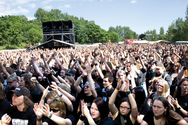 Muutamia saunojia
Kuva on otettu Stonen setin aikana aikaisin lauantaina. Suuri osa väestä on vasta matkalla...
Avainsanat: Sauna open air metal festivat festari Tampere katsojia yleisö kädet yleisömeri stone väkijoukko