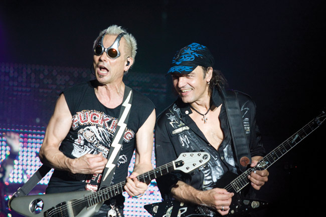 Schenker, Jabs ja hassut lasit
Avainsanat: Scorpions heavy hevi nahkahousut balladit Kotka Klaus Meine Rudols Schenker Matthias Jabs lasit Mercedes