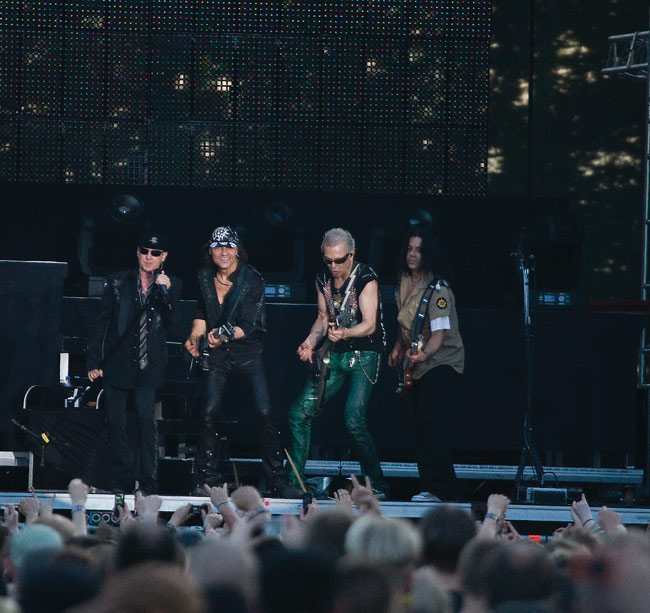 Rivissä
Klaus Meine, Matthias Jabs, Rudolf Schenker ja Pawel Maciwoda, Tampere 2008.
Avainsanat: Scorpions heavy hevi nahkahousut balladit saksa Sauna open air Klaus Meine Matthias Jabs Rudolf Schenker Pawel Maciwoda Tampere 2008