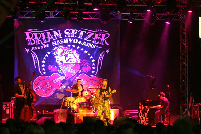 Brian Setzer and the Nashvillains
Hamina 2005
Avainsanat: Brian Setzer and the Nashvillains Euroopan kiertue rockabilly taustakangas Bernie Dresel Kevin McKendree Ronnie Crutcher Brian Setzer and the Nashvillains
Hamina 2005
Avainsanat: Brian Setzer and the Nashvillains Euroopan kiertue rockabilly taustakangas Bernie Dresel Kevin McKendree Ronnie Crutcher
