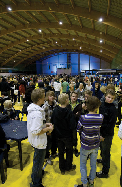 Olihan meitä siellä aika monta
Seukkarit, Kotka 2009.
Avainsanat: Seukkarit Kotka Ruonalaun urheiluhalli palloiluhalli yleisö väki nuoret kaari Olihan meitä siellä aika monta
Seukkarit, Kotka 2009.
Avainsanat: Seukkarit Kotka Ruonalaun urheiluhalli palloiluhalli yleisö väki nuoret kaari