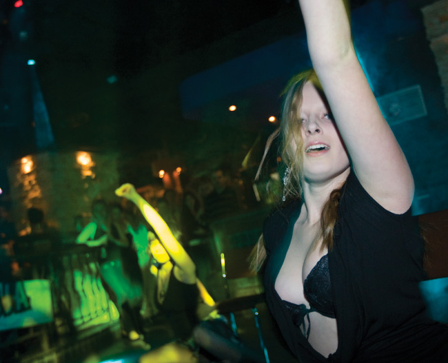 Mia tanssii tosissaan
Shake dolls, Bepop, Kotka 2008.
Avainsanat: Shake dolls tanssiryhmä showtanssi kaunis seksikäs bepop kotka rintaliivit vauhdikas Mia