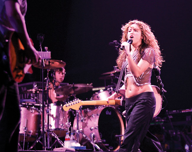 Shakira tulee
Shakiran ensimmäinen oikea Suomen konsertti, Hartwall Areena, Helsinki 2007.
Avainsanat: Shakira tulee ensimmäinen oikea suomen konsertti kantaa kitaraa kavelee kävellä liikkua rumpali kitarat