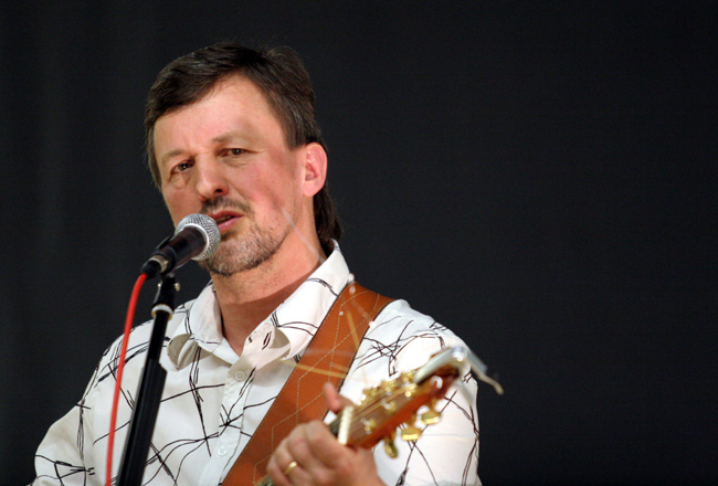 Pekka Simojoki
Pekka Simojoki Karhuvuoren urheilutalolla vappuna 2005.
Avainsanat: Pekka Simojoki gospel-muusikko onneni on olla herraa lähellä Pekka Simojoki
Pekka Simojoki Karhuvuoren urheilutalolla vappuna 2005.
Avainsanat: Pekka Simojoki gospel-muusikko onneni on olla herraa lähellä