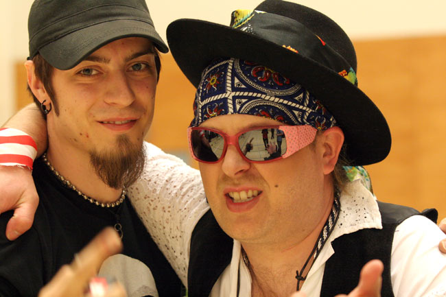 Sinamore meets Ã„ndi Mäkkoi
Kaikkea sitä voi sattumalta sattuakin...
Avainsanat: Sinamore Tommi Muhli kohtaaminen kaverit Andy feikki pelle naamiaiset imitattori lasit hattu huivi parta