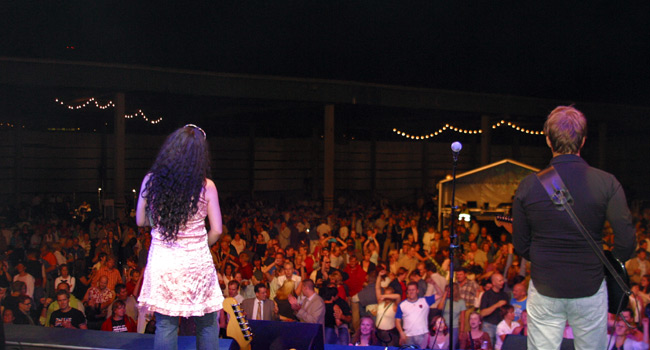 Lavalla
Sini Ikolampi meripäiväyleisön edessä, Kotka 2005.
Avainsanat: Sini Ikolampi Zini and the tonics Hit wheel Elmeri's lounge music MASH yleisö Meripäivät kitaristi