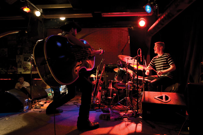 Pystybasso?
What do you think you're doing?
Avainsanat: Sixgun Republic House of rock Kouvola finland USA pystybasso vaakabasso basisti bassman